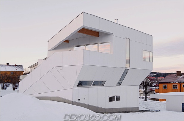 geometrisch-norwegisches haus-mit-kreativ-inneneinrichtung-4-treppen-seite.jpg