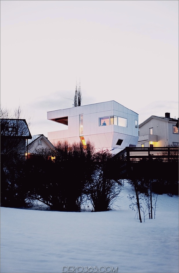 geometrisch-norwegisches haus-mit-kreativ-inneneinrichtung-8-back-angle.jpg