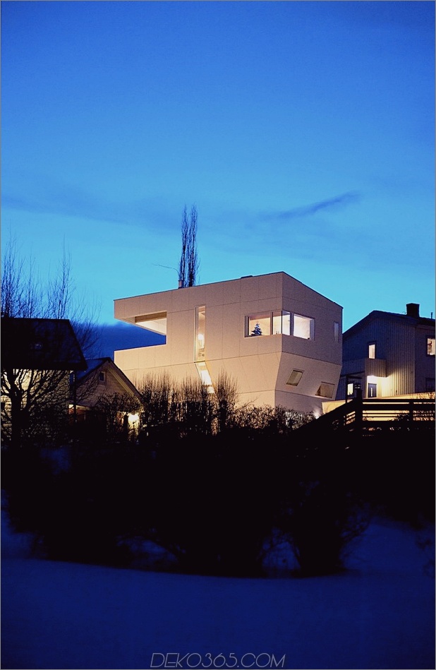 geometrisch-norwegisches-haus-mit-kreativ-inneneinrichtung-9-back-angle-night.jpg