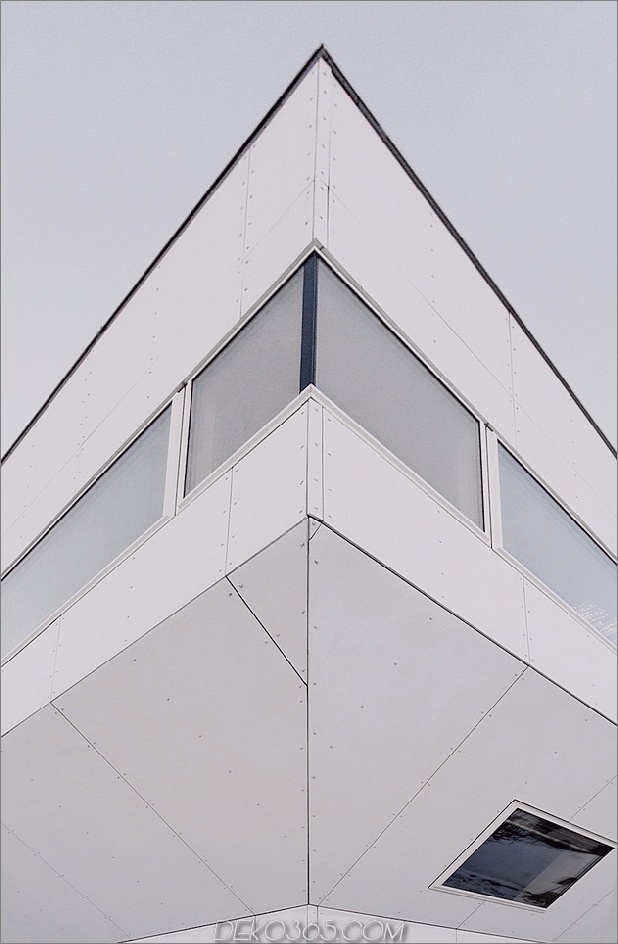 geometrisch-norwegisches-haus-mit-kreativ-inneneinrichtungen-10-corner-close.jpg