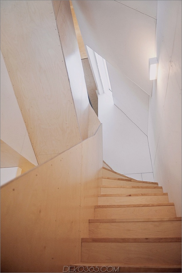 geometrisch-norwegisches-haus-mit-kreativ-inneneinrichtungen-17-innentreppen.jpg