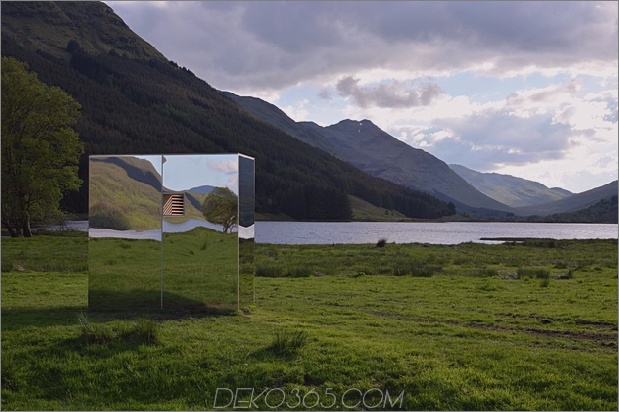 Gespiegelte Kabine reflektiert die Landschaft, wenn sie sich innerhalb und außerhalb des Sichtfelds materialisiert_5c5a4b86d3d90.jpg
