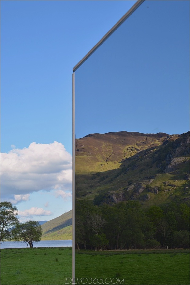 Gespiegelte Kabine reflektiert die Landschaft, wenn sie sich innerhalb und außerhalb des Sichtfelds materialisiert_5c5a4b89dd125.jpg