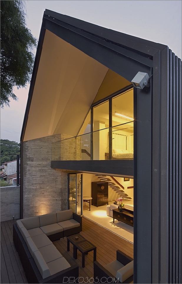 gabled-dach-jazzes-up-minimalistisch-y-house-singapore-24-backyard.jpg