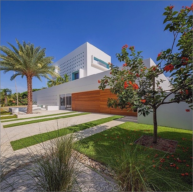 hoch-privat-florida-home-with-open-indoor-outdoor-flure-5-right-front-corner.jpg