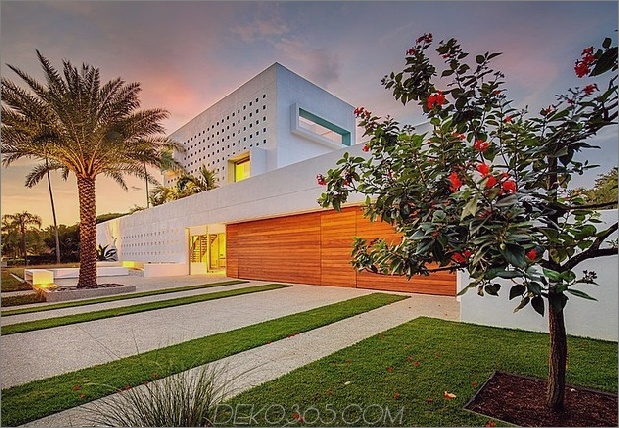 hoch-privat-florida-home-with-open-indoor-outdoor-flure-6-right-front-corner-night.jpg