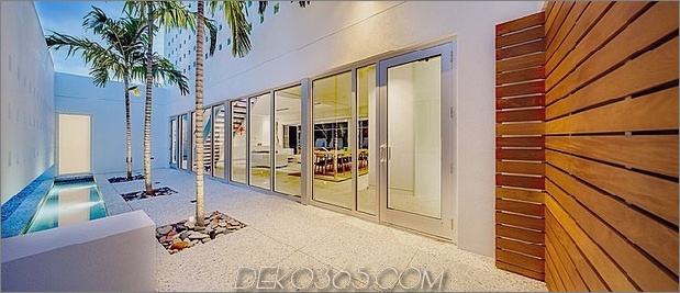 hoch-privat-florida-home-with-open-indoor-outdoor-flure-15-inside-front-wall-night.jpg