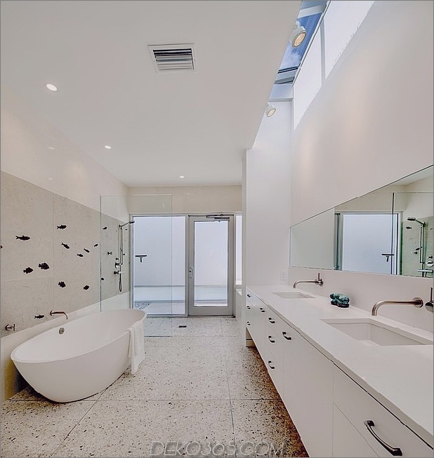 tall-private-florida-home-with-open-indoor-outdoor-flure-24-bathroom.jpg