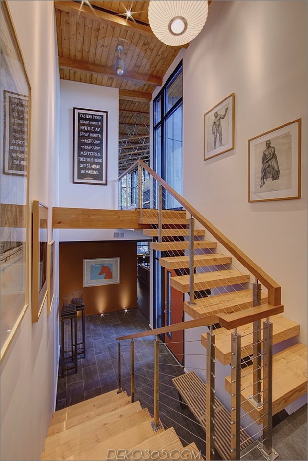 Jahrhundert-Rancher-renoviert-groß-modern-2-stöckiges-Haus-5-treppen.jpg