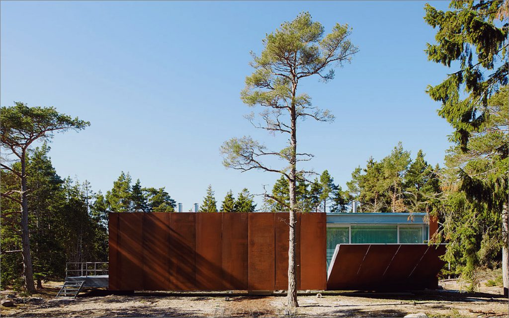 Haus aus Beton und Cortenstahl mit hydraulisch verstellbaren Terrassen