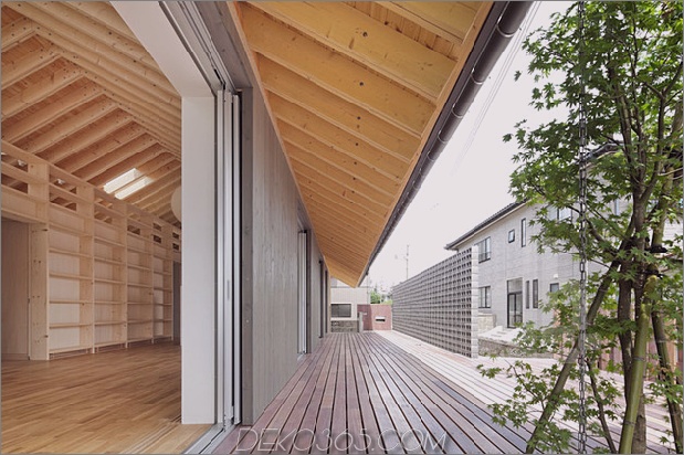 Haus-mit-Sichtholz-Dachsparren-Bücherregal-Säulen-3-porch.jpg