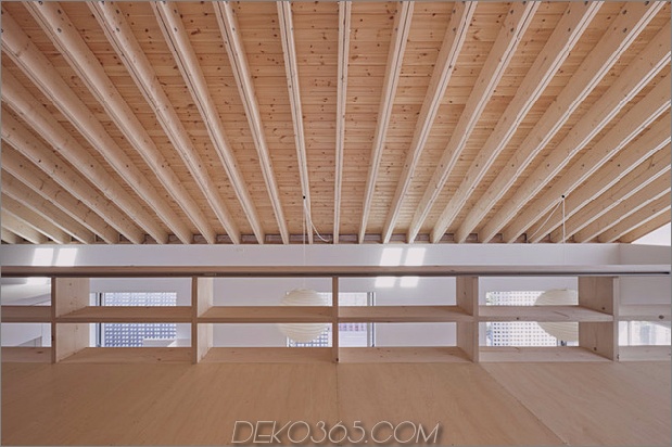 Haus-mit-Sichtholz-Dachsparren-Bücherregal-Säulen-7-obere Regale.jpg
