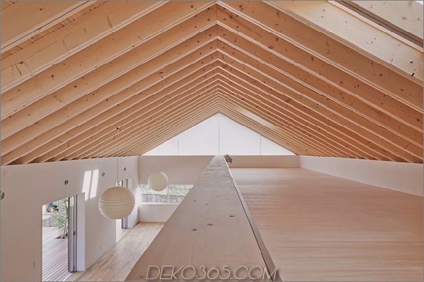 Haus-mit-Sichtholz-Dachsparren-Bücherregal-Säulen-8-Geländer.jpg