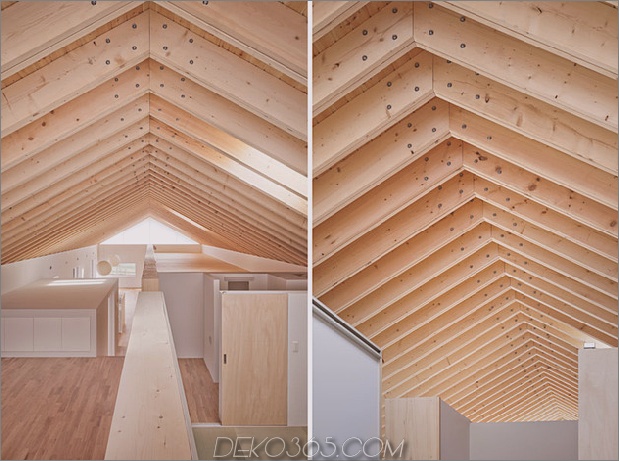 Haus-mit-Sichtholz-Dachsparren-Bücherregal-Säulen-9-Decken.jpg