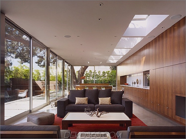 Modernes Stahl- und Glashaus, entworfen um massiven Baum 2 thumb 630xauto 33356 Haus mit perforiertem Stahlgehäuse