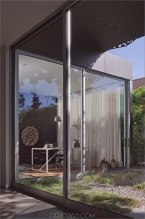 Zeitgenössisches Stahl-Glas-Haus-um-massiv-Baum-5.jpg