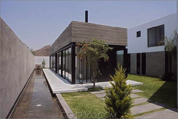 Haus-mit-freistehende-Glas-ummauerte-Wohnbereich-3-Hof.jpg