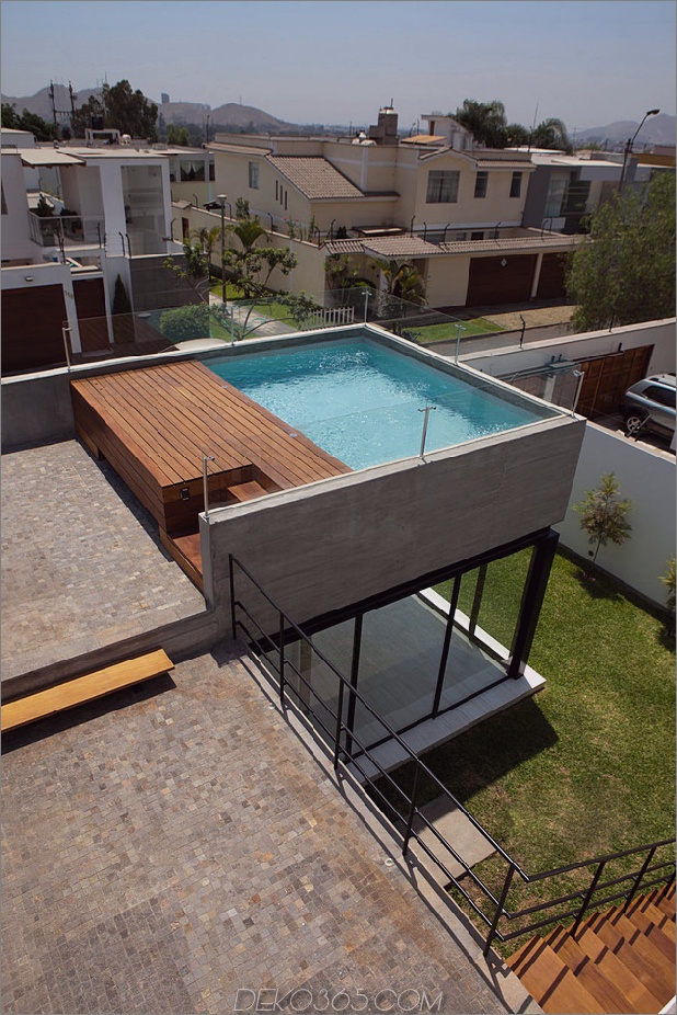 Haus-mit-freistehende-Glaswand-Wohnbereich-9-Whirlpool-oben.jpg