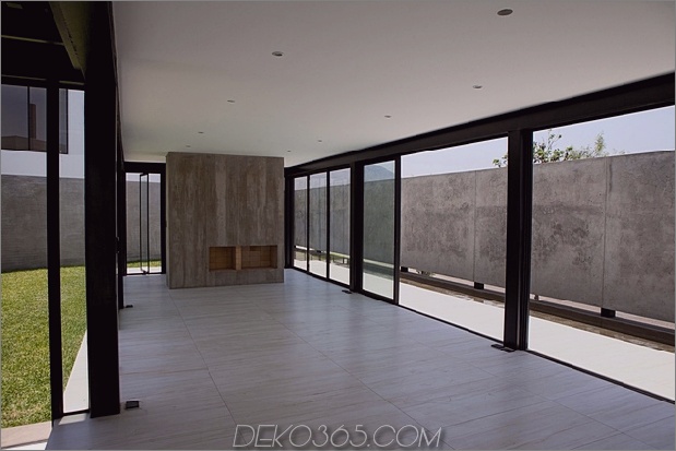 Haus-mit-freistehende-Glas-ummauerte-Wohnbereich-17-Glas-Wände.jpg