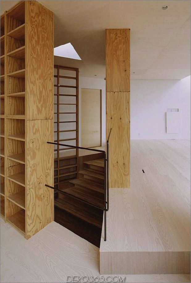 Steilhang-Haus-mit-Bücherregal-Innen-8-hidden-treppen.jpg