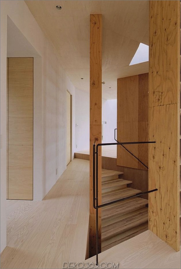 Steilhang-Haus-mit-Bücherregal-Innen-9-Stufen-Durchgang.jpg