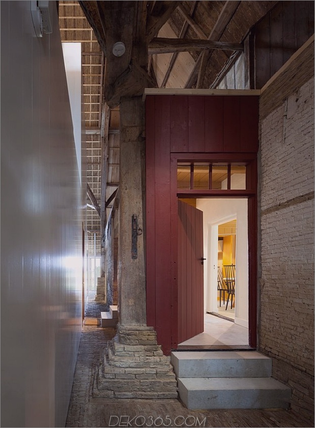 historische-holländische Farmgebäude-Hide-Modern-Homes-12-old-door.jpg