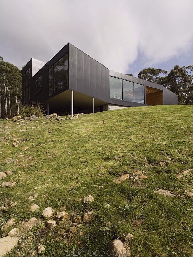 Hof-Haus-gebaut-für-streng-Tasmanian-Wetter-3-von-unter-Winkel.jpg