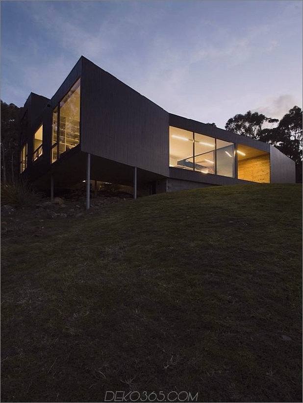 Hof-Haus-gebaut für-schwere-Tasmanian-Wetter-4-from-under-angle-night.jpg