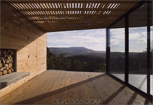 Hof-Haus-gebaut-für-streng-Tasmanian-Wetter-8-Cover-Deck-View.jpg