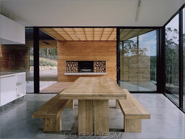 Hof-Haus-gebaut-für-streng-Tasmanian-Wetter-11-Bank-Tisch.jpg