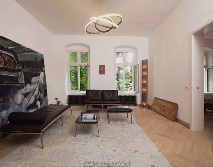 Minimales Wohnzimmer mit Lederstühlen ausgestattet 900x705 Home Remodel in Berlin Balance zwischen Luxus und Minimalismus