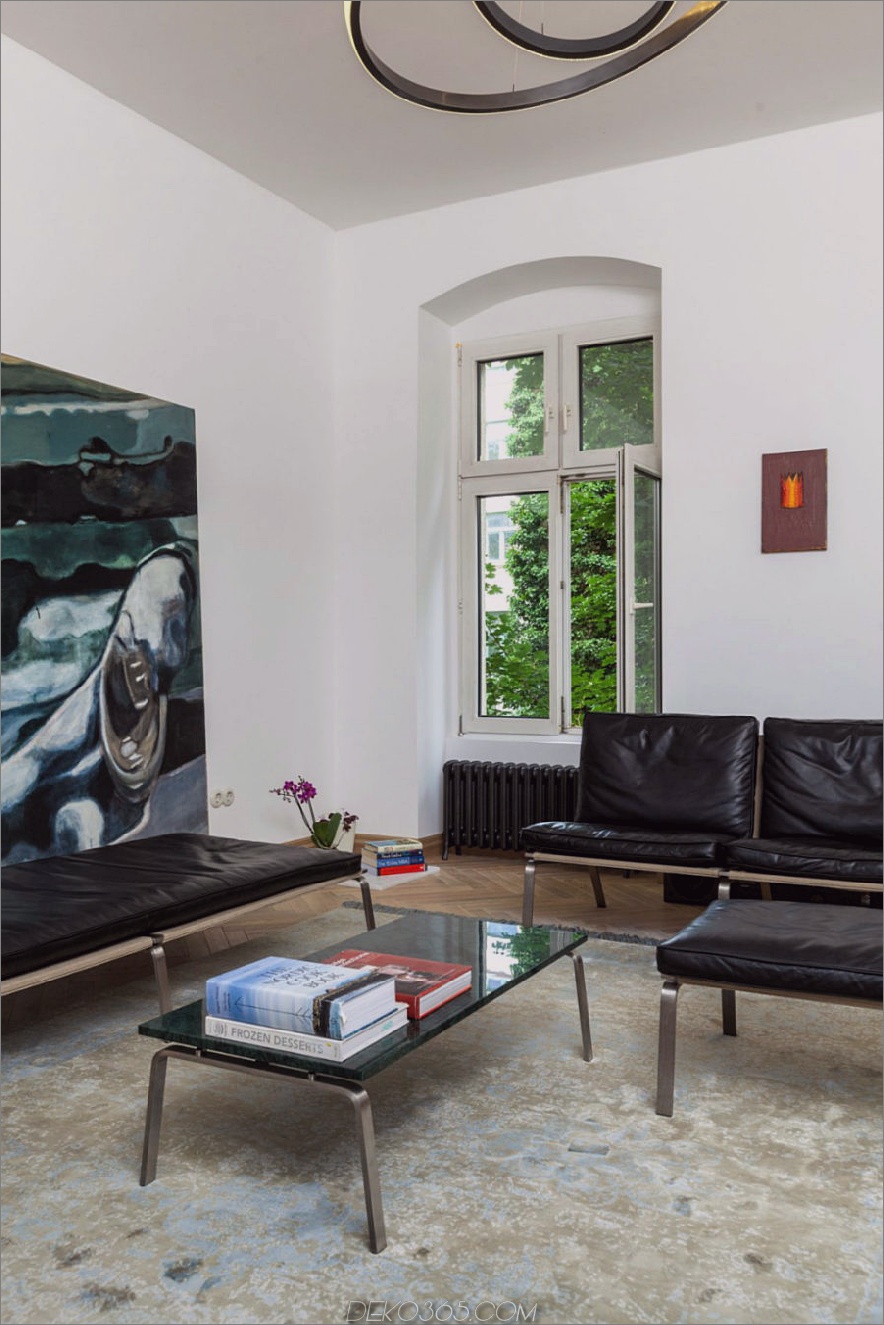 Der Kontrast zwischen Einrichtungsgegenständen und Wänden reicht bis zur Zentralheizung 900x1350 Home Remodel in Berlin. Balance zwischen Luxus und Minimalismus