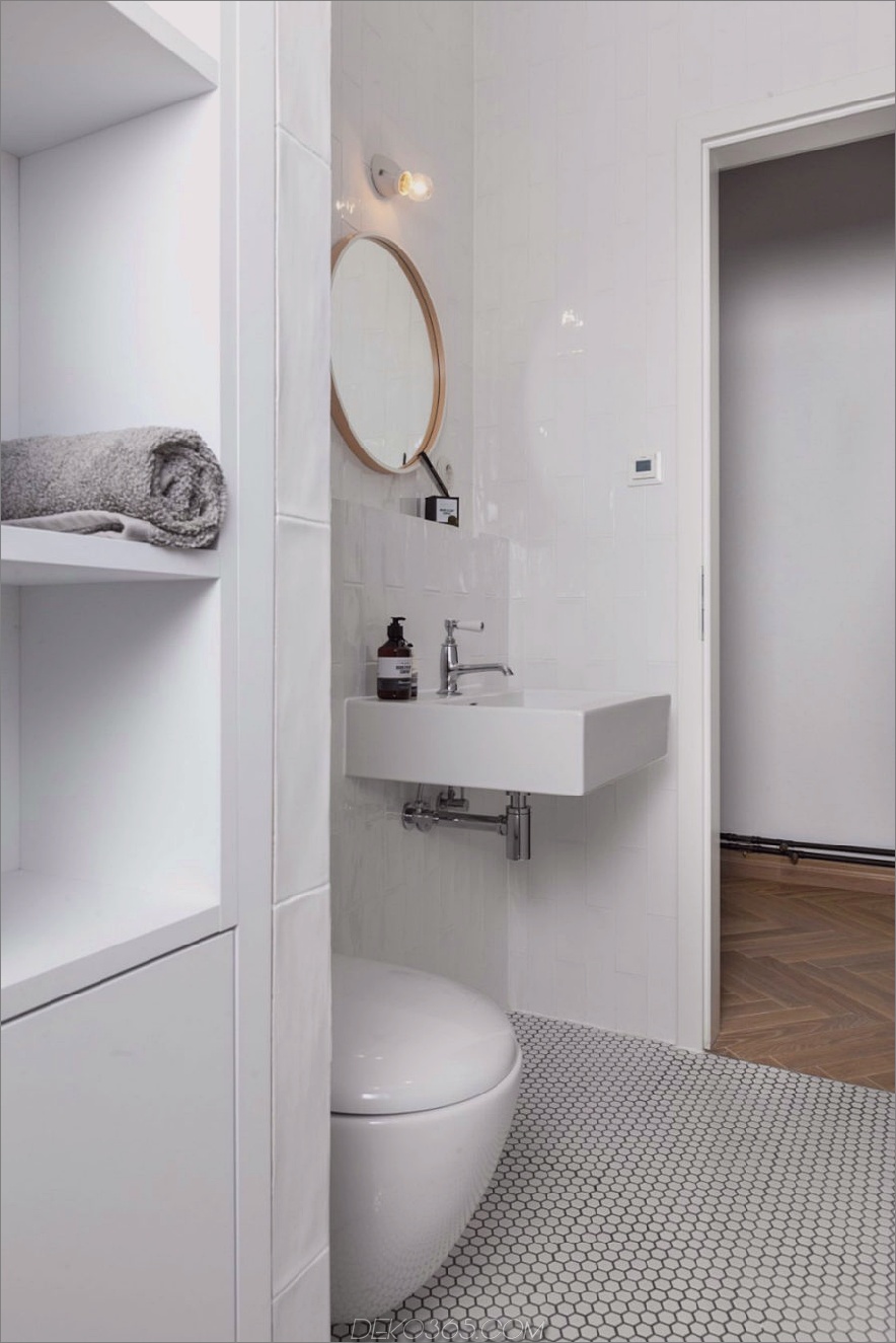 Eingebauter Stauraum hält das makellose Badezimmer sauber