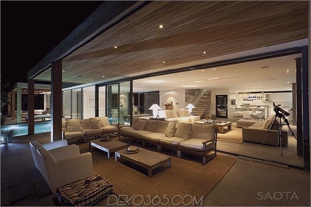 home-umfasst-indoor-outdoor-lifestyle-stufen-ab-hang-14-lounge.jpg