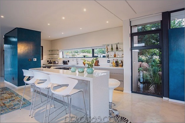 gesättigt-blau-pool-interiors-üppig-grün-landschaft-8-kitchen.jpg