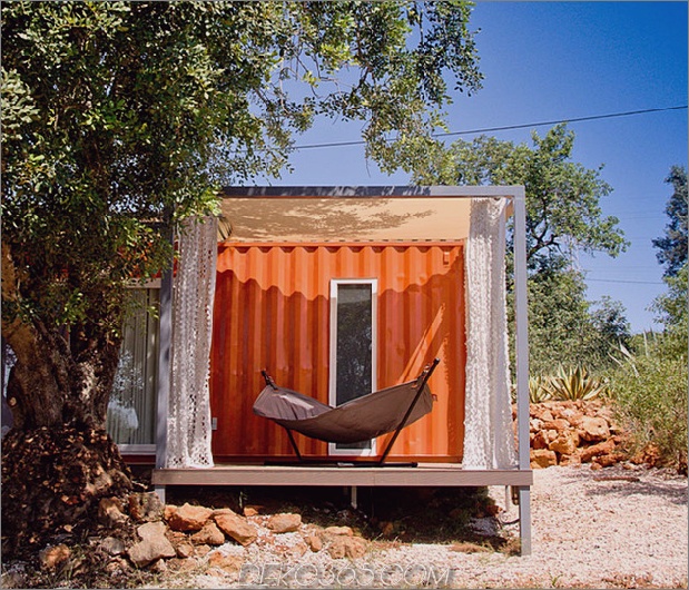 industrial-chic-home-made-from-shipping-container-portugal-9-sleeping.jpg