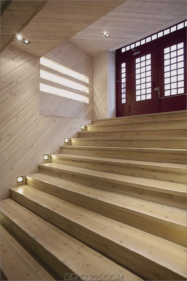 Industrie-Loft-mit-Sitz-in-Regale integriert-9-Gebäude-Treppen.jpg