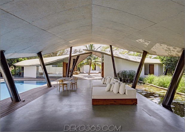 indoor-outdoor-home-india-überdachter-beton-blätter-8-outdoor-living.jpg