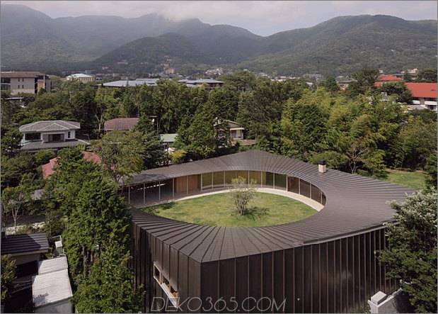 Japanisches Haus verrät quadratisches Äußeres mit tränenförmigem Innenhof 1 von oben thumb 630x450 22342 Japanisches Haus verrät quadratisches Äußeres mit tropfenförmigem Innenhof