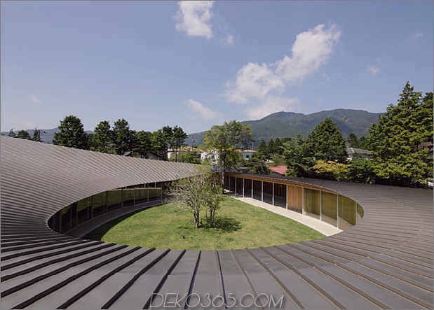 Japanisches Haus verrät quadratisches Äußeres mit tropfenförmigem Innenhof 2 Dachkurve thumb 630x450 22344 Japanisches Zuhause verrät quadratisches Äußeres mit tropfenförmigem Innenhof