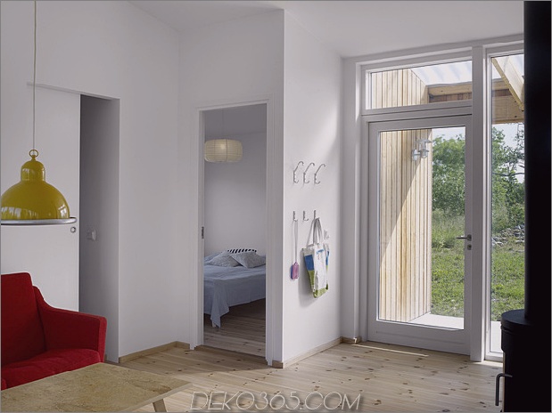 kleines schwedisches Haus-aus-Platten-Wellblech-11-Schlafzimmer-Eingang.jpg