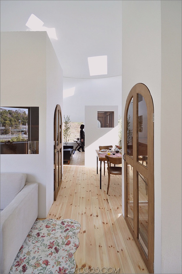 compact-round-home-unique-space-divisions-9-hallway-doors.jpg