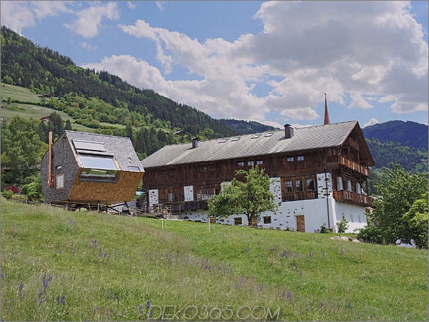 kompakt-unregelmäßig geformtes österreichisches Berghaus-auf-Stelzen-4-unter-Sommer.jpg