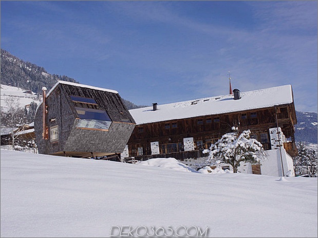 kompakt-unregelmäßig geformtes österreichisches Berghaus auf Stelzen-5-unter-winter.jpg