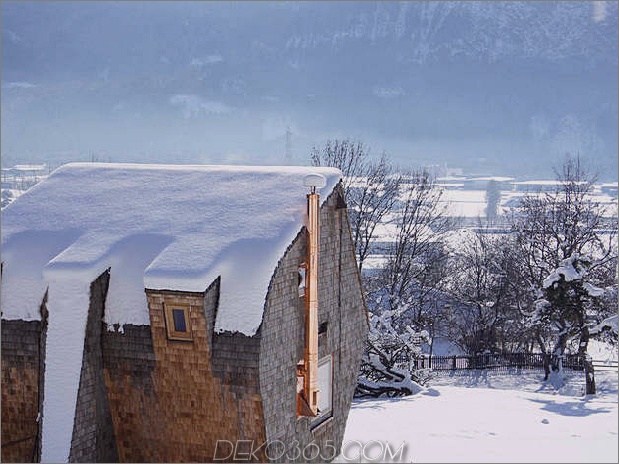 kompakt-unregelmäßig geformtes österreichisches Berghaus auf Stelzen-6-oben-winter.jpg