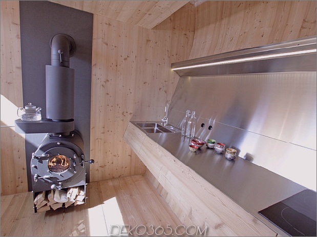 kompakt-unregelmäßig geformtes österreichisches Berghaus-auf-Stelzen-8-kitchen.jpg