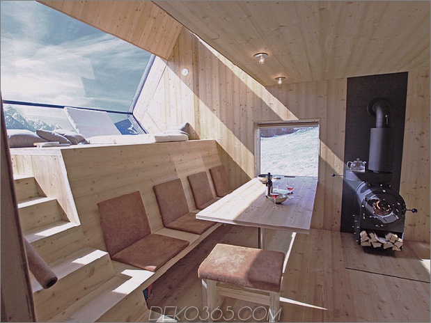kompakt-unregelmäßig geformtes österreichisches Berghaus auf Stelzen-10-Tisch-Fenstern.jpg