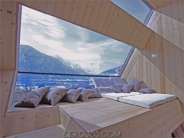 kompakt-unregelmäßig geformtes österreichisches Berghaus auf Stelzen-11-Hauptfenster.jpg