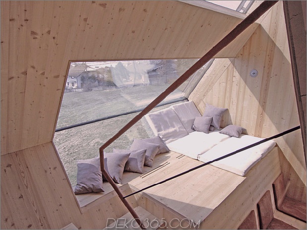 kompakt-unregelmäßig geformtes österreichisches Berghaus-auf-Stelzen-13-Fenster-von-oben.jpg
