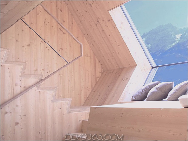 kompakt-unregelmäßig geformtes österreichisches Berghaus-auf-Stelzen-14-treppen.jpg
